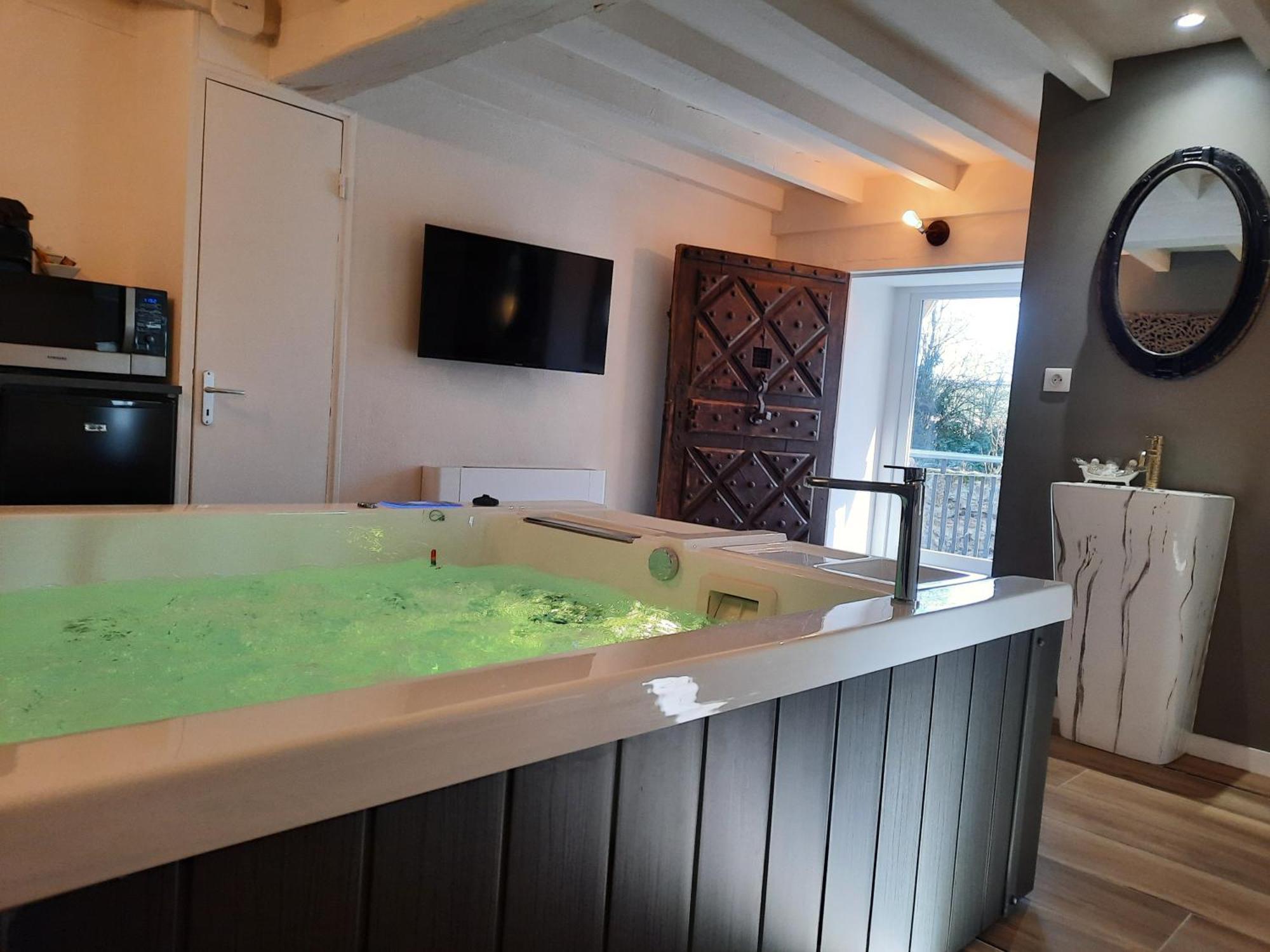 Charme Au Fil De L'Eau Hotel Vendieres Екстериор снимка